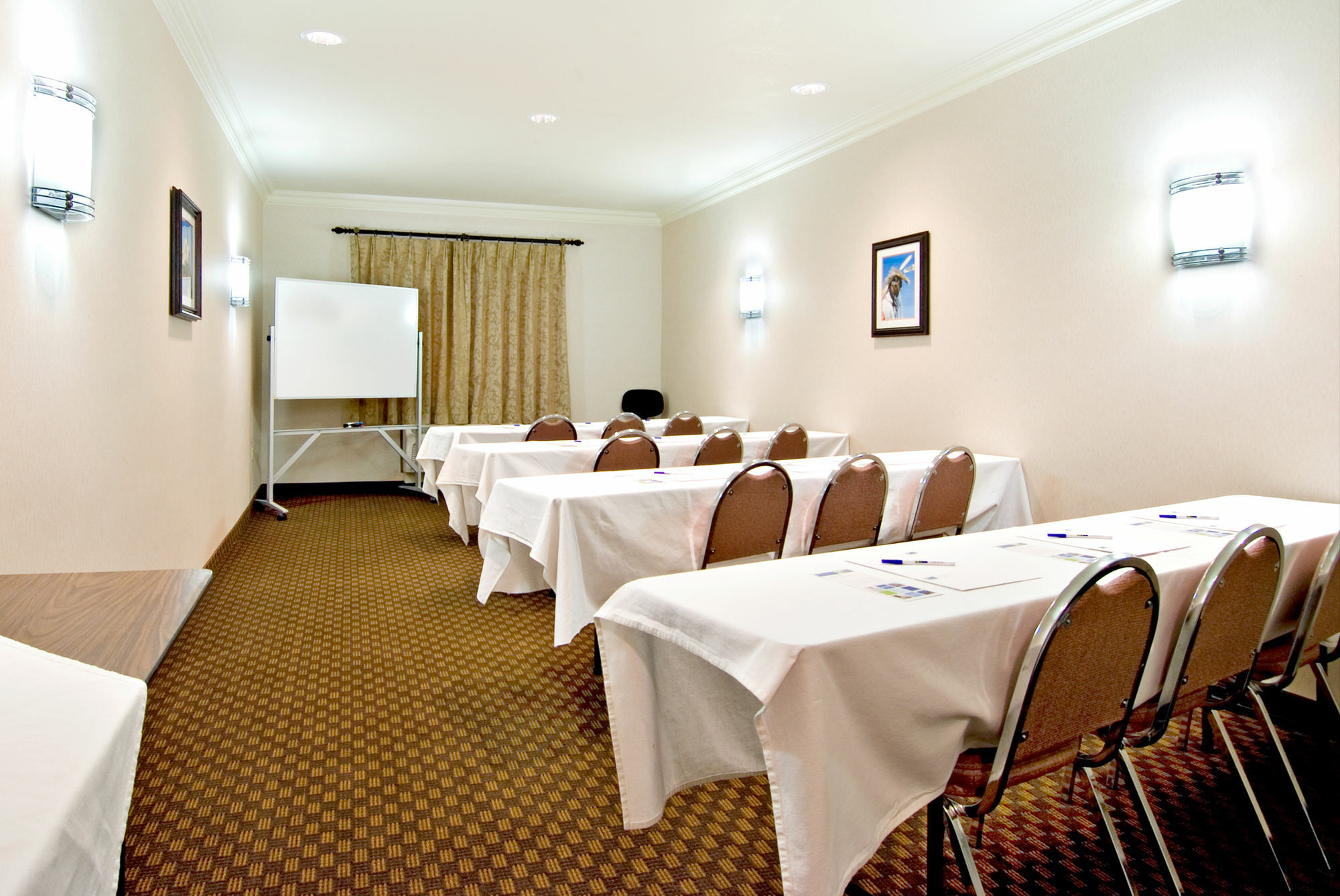 Holiday Inn Express And Suites Klamath Кламат Фолс Екстериор снимка